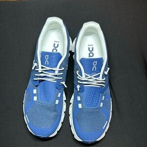 I am selling tennis shoes like new Cloud 5 snickers